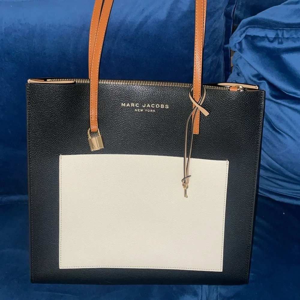 Marc Jacobs large purse - Picture 2 of 7